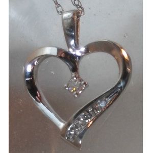 10K WHITE GOLD DIAMOND HEART PENDANT